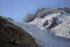 zleva Finsteraarhorn (4273,9 m) a Agassizhorn (3946 m) nad rozl�man�m ledovcem Obers Ischmeer (45837 bytes)