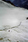 ji�t�n� u prvn�ch skal na Agassizjoch, dole Finsteraargletscher (38497 bytes)