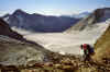nad Finsteraarhornh�tte (~ 3285 m), ledovec Fieschergletscher, vzadu vrchol Wasenhorn (3446 m) (62555 bytes)