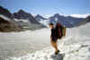 Fieschergletscher, zleva vrcholy Finsteraarrothorn (3530 m), za ledovcem Galmigletscher Vorder Galmihorn (3517 m) a wasenhorn (3446 m) (51735 bytes)
