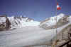 pohled p�es Konkordiaplatz k Jungfrau a Jungfraujoch, vpravo Trugberg (3932,9 m) (42830 bytes)
