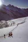 p�ed sedlem Rottalsattel (3885 m), za h�ebenem Finsteraarhorn (28482 bytes)