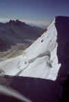 v�stupov� trasa, vzadu Fiescher Gabelhorn (3876 m) a Wannenhorn (3905,9 m) (29295 bytes)