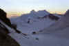 M�nchsjoch(-h�tte), vzadu Schreckhorn a Lauteraarhorn  (25963 bytes)