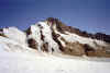 pohled z Gr�nhornl�cke (3280 m) na zleva Agassizhorn (3946 m), Agassizjoch (3749 m) a 3 schody na Finsteraarhorn (4273,9 m) (40671 bytes)