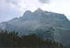 pohled na Tofanu di Dentro (3238 m) a vzd�len�j�� T. di Mezzo (3244 m) (29546 bytes)